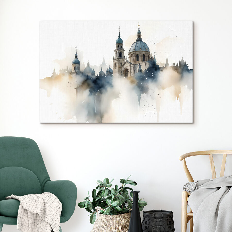 Bâtiment avec dômes et ciel blanc