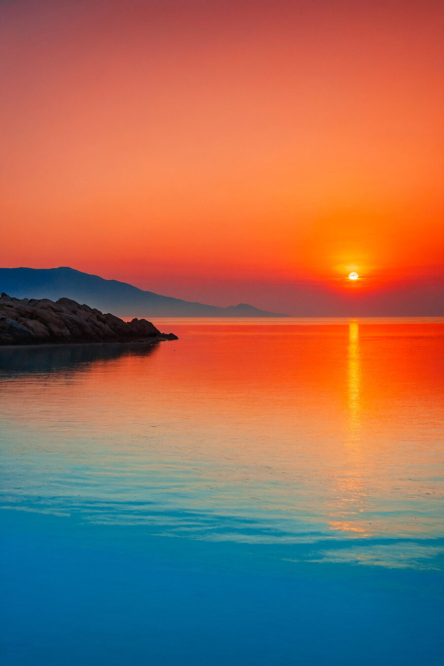 Coucher de soleil sur une étendue d'eau