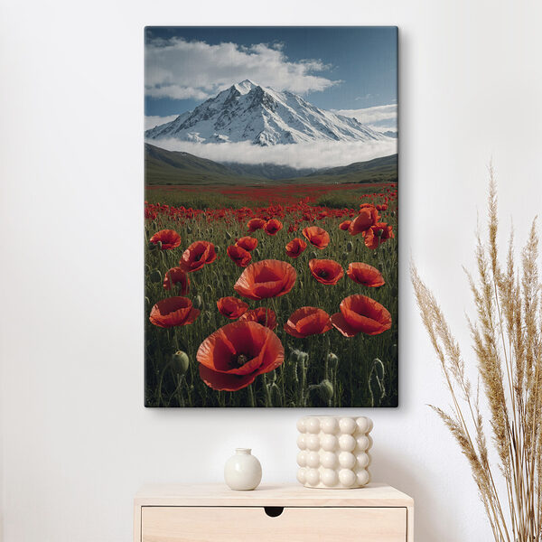 Champ de fleurs rouges avec une montagne en arrière-plan Champ de fleurs rouges avec une montagne en arrière-plan