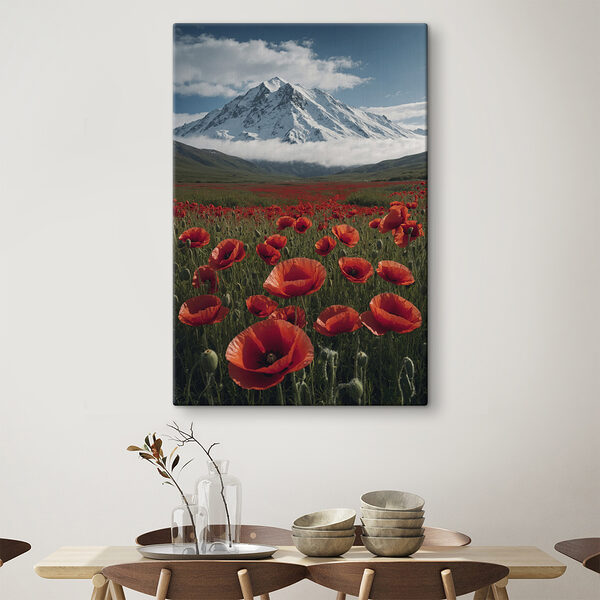 Champ de fleurs rouges avec une montagne en arrière-plan Champ de fleurs rouges avec une montagne en arrière-plan