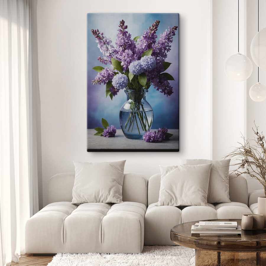 Vase avec fleurs violettes
