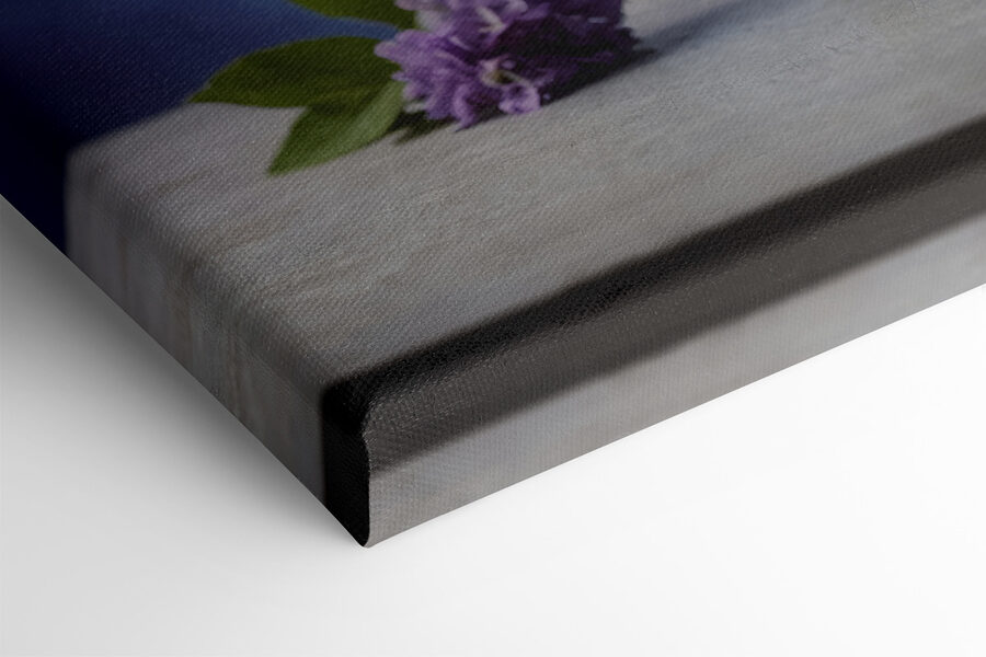 Vase avec fleurs violettes