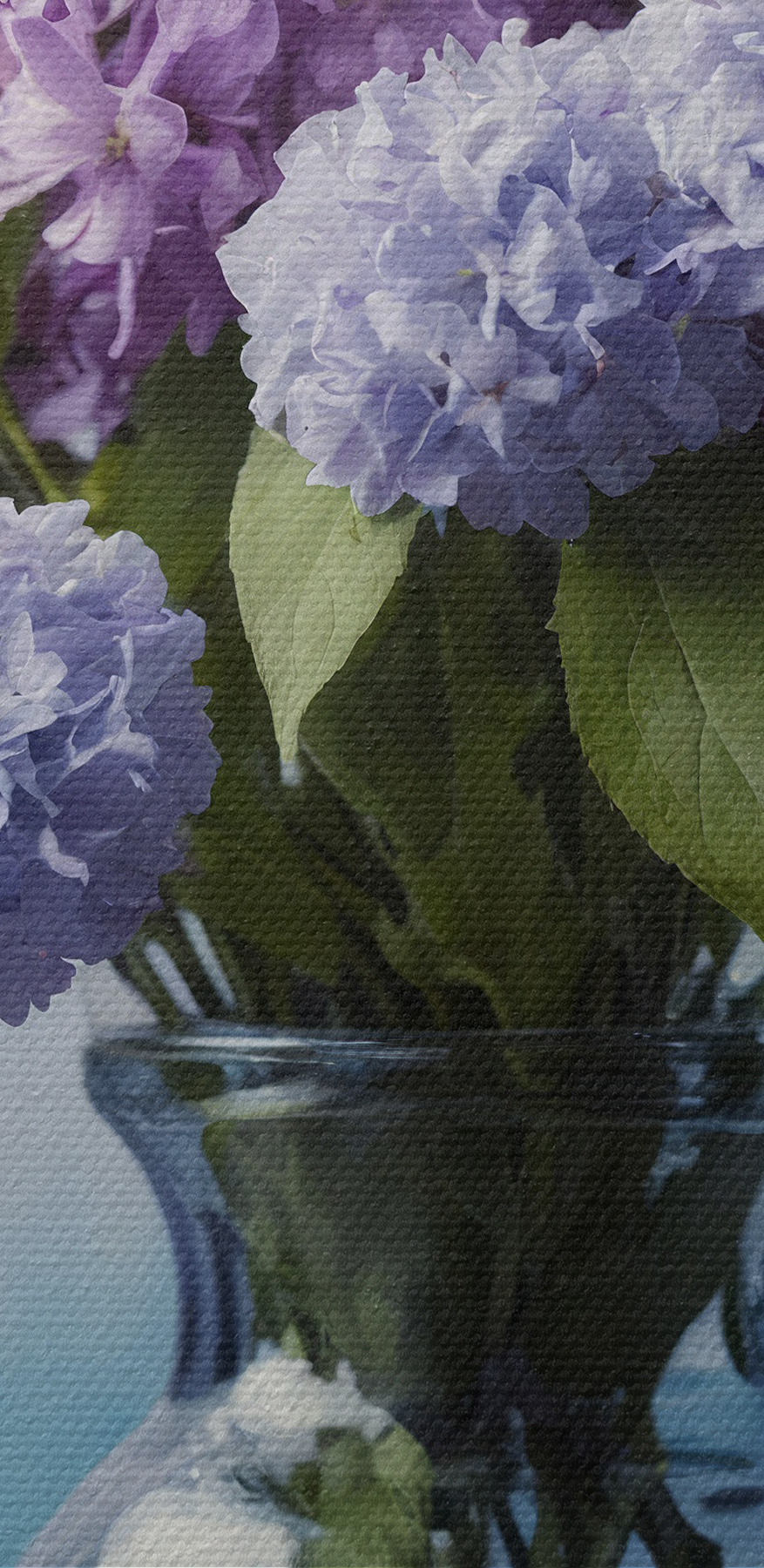 Vase avec fleurs violettes