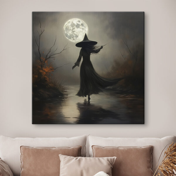 Femme vêtue d'un vêtement d'homme marchant sur un sentier à la pleine lune Femme vêtue d'un vêtement d'homme marchant sur un sentier à la pleine lune