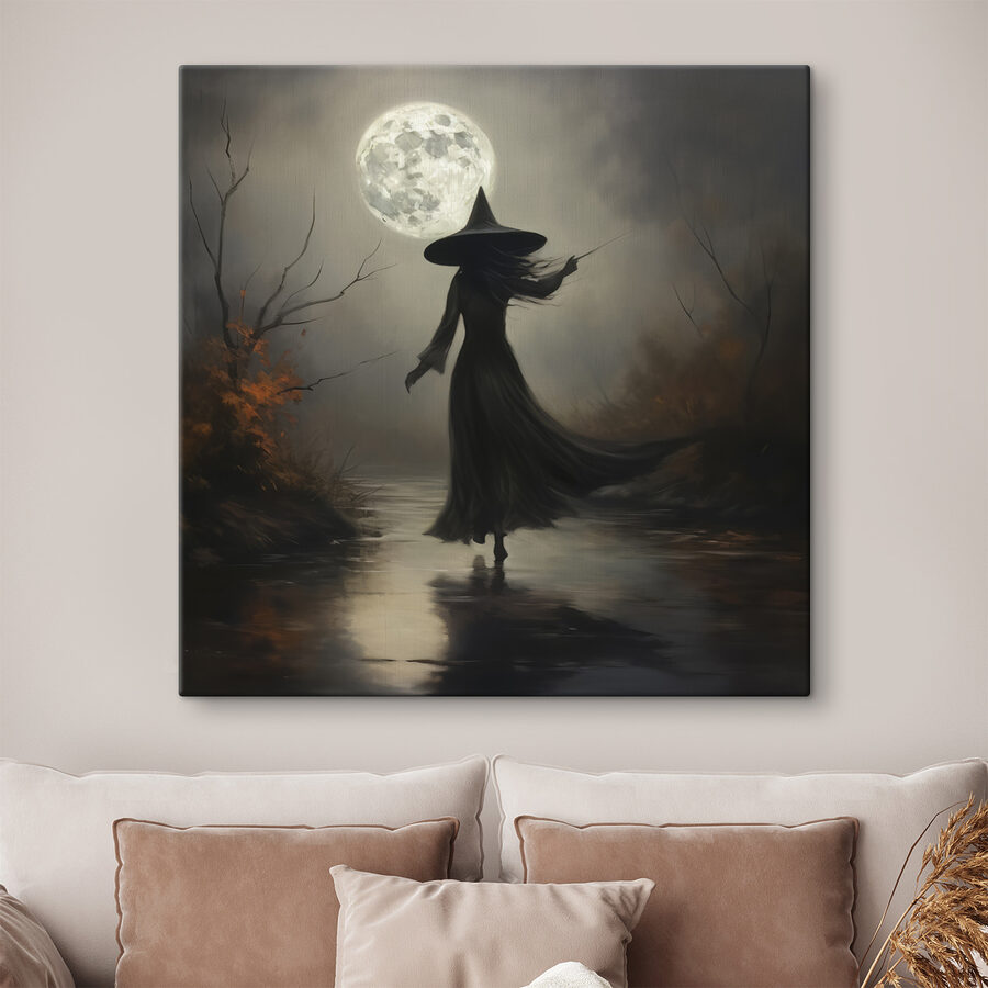 Femme vêtue d'un vêtement d'homme marchant sur un sentier à la pleine lune