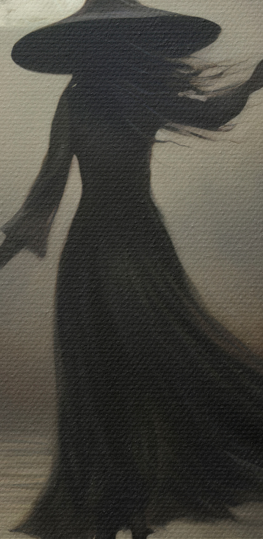 Femme vêtue d'un vêtement d'homme marchant sur un sentier à la pleine lune
