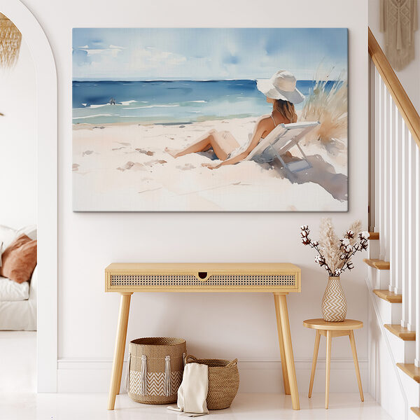 Femme assise sur une chaise sur une plage Femme assise sur une chaise sur une plage