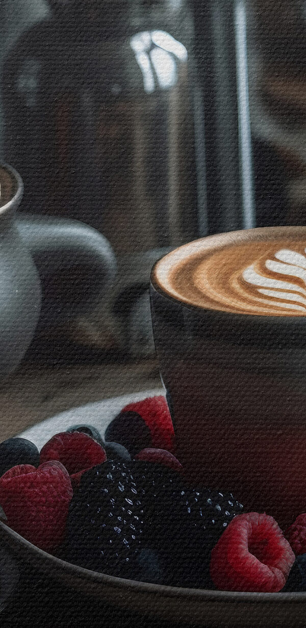 Tasse de café avec un latte art sur une assiette avec des fruits et des céréales Tasse de café avec un latte art sur une assiette avec des fruits et des céréales