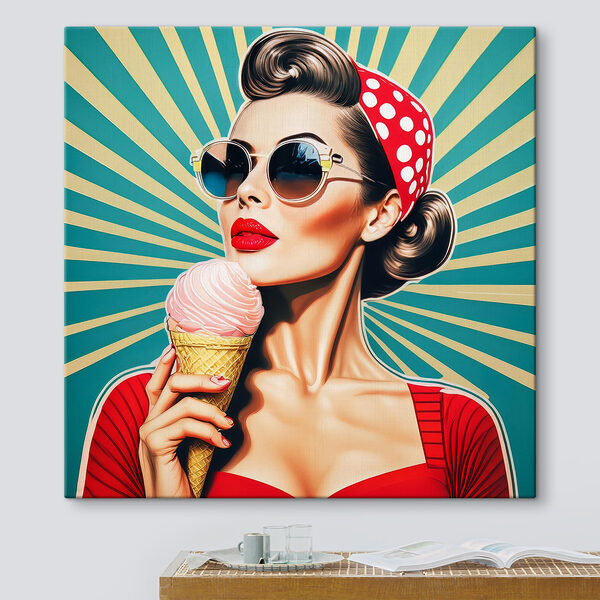 Femme tenant un cornet de glace Femme tenant un cornet de glace