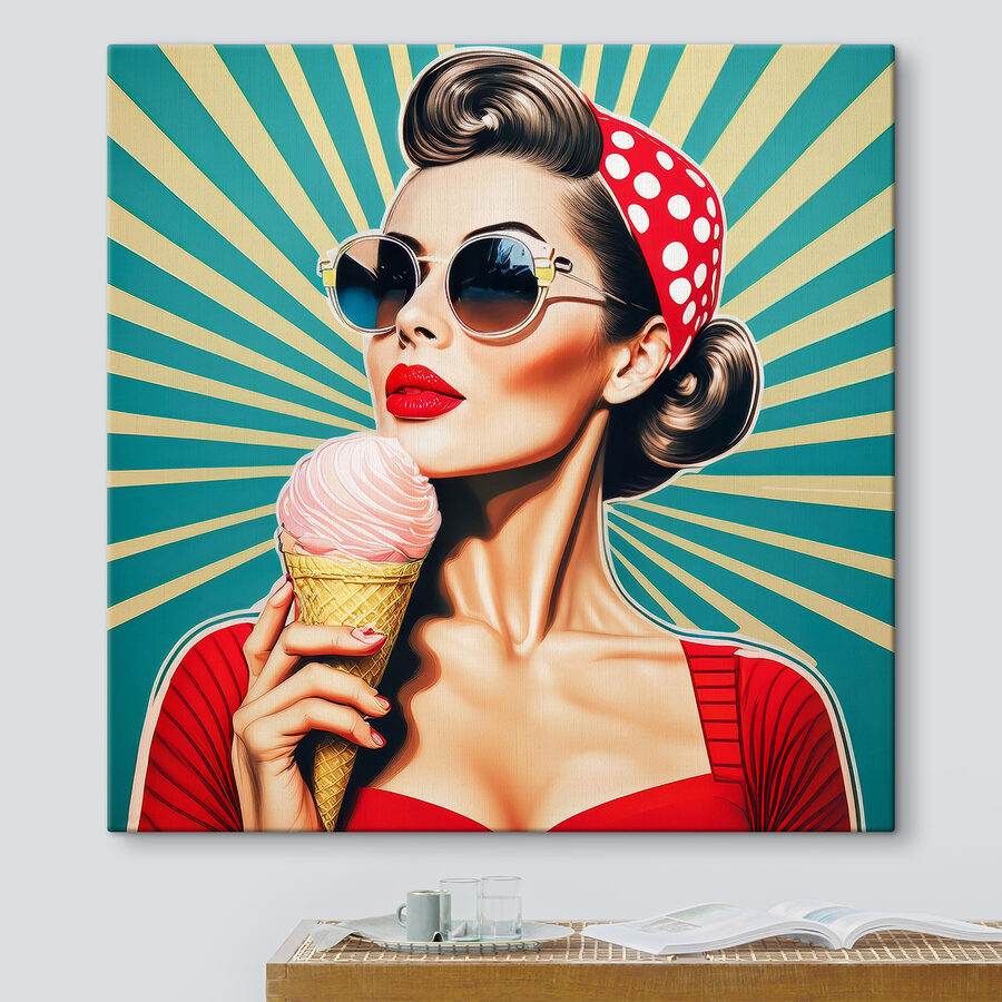 Femme tenant un cornet de glace
