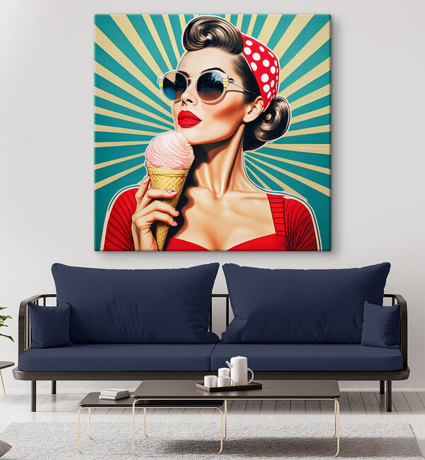 Femme tenant un cornet de glace Femme tenant un cornet de glace