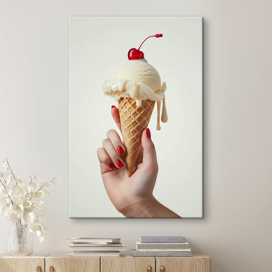 Main tenant un cornet de glace avec une cerise sur le dessus Main tenant un cornet de glace avec une cerise sur le dessus