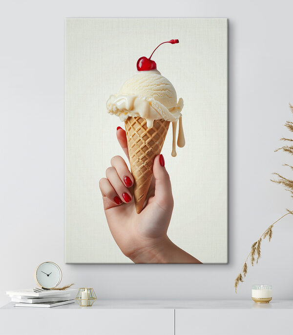 Main tenant un cornet de glace avec une cerise sur le dessus Main tenant un cornet de glace avec une cerise sur le dessus