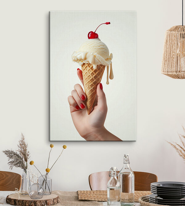 Main tenant un cornet de glace avec une cerise sur le dessus Main tenant un cornet de glace avec une cerise sur le dessus