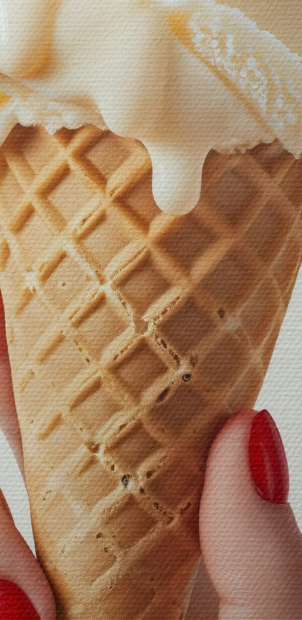 Main tenant un cornet de glace avec une cerise sur le dessus Main tenant un cornet de glace avec une cerise sur le dessus