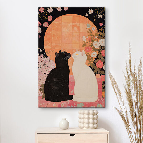 Chat noir et chat blanc se regardant l'un l'autre Chat noir et chat blanc se regardant l'un l'autre