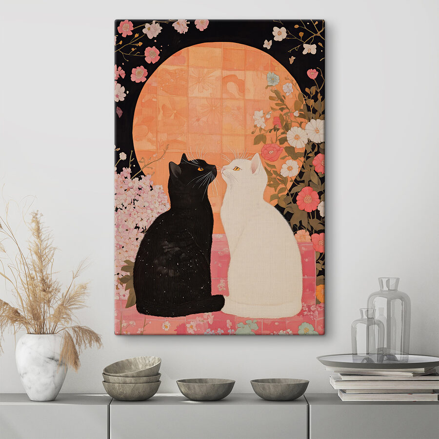 Chat noir et chat blanc se regardant l'un l'autre Chat noir et chat blanc se regardant l'un l'autre