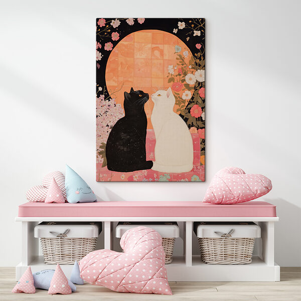 Chat noir et chat blanc se regardant l'un l'autre Chat noir et chat blanc se regardant l'un l'autre