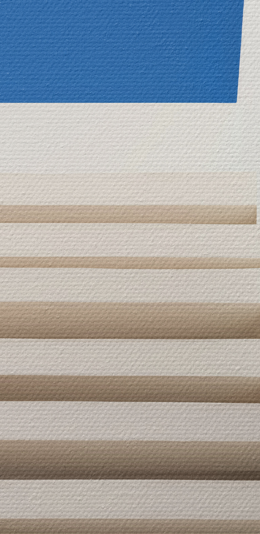 Escalier blanc à l'extérieur d'un bâtiment