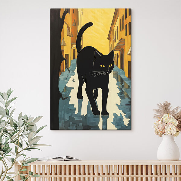 Chat noir marchant dans une rue Chat noir marchant dans une rue