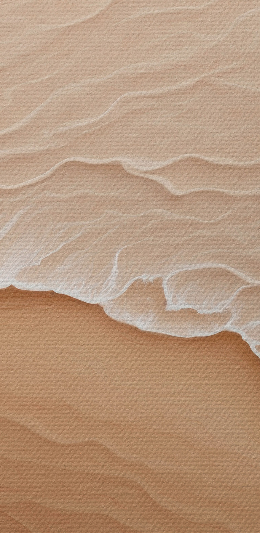 Plage de sable avec vagues