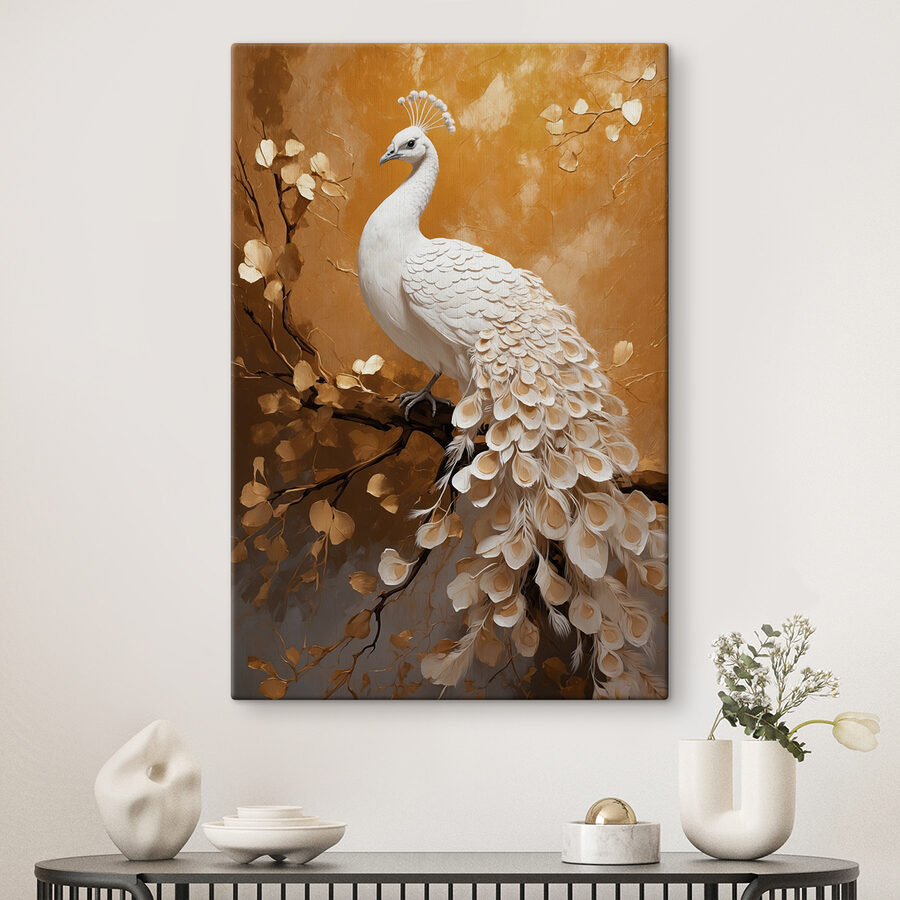 Paon blanc avec plumes sur une branche