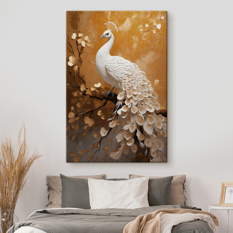 Paon blanc avec plumes sur une branche