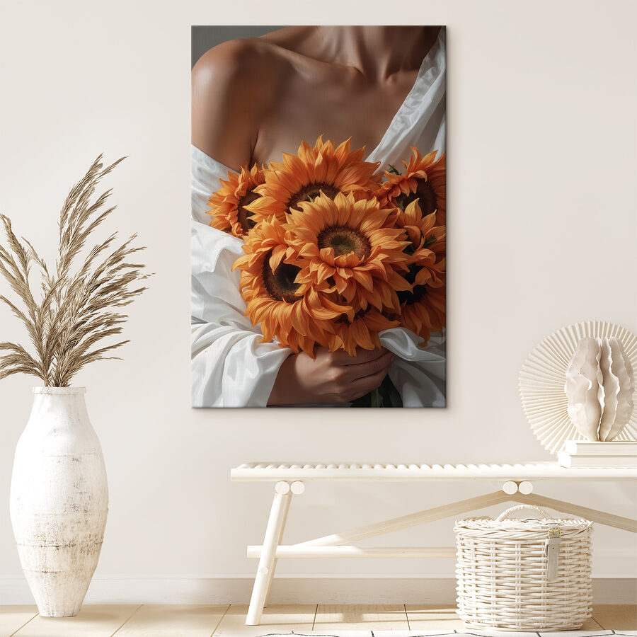 Femme tenant des tournesols
