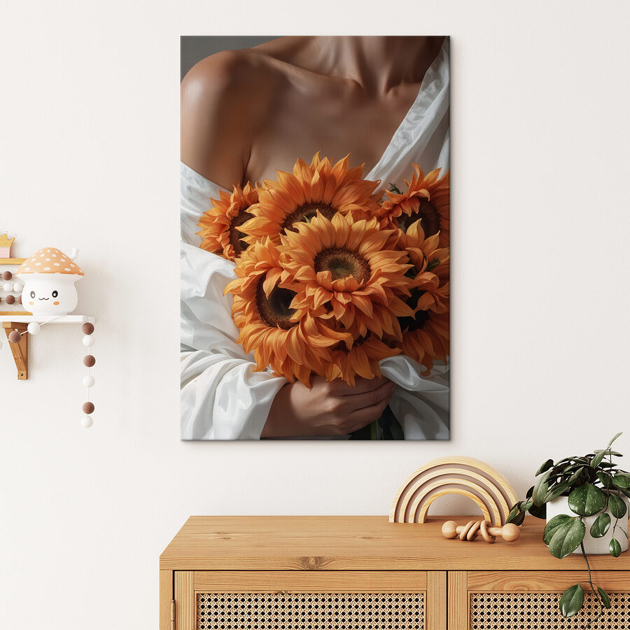 Femme tenant des tournesols