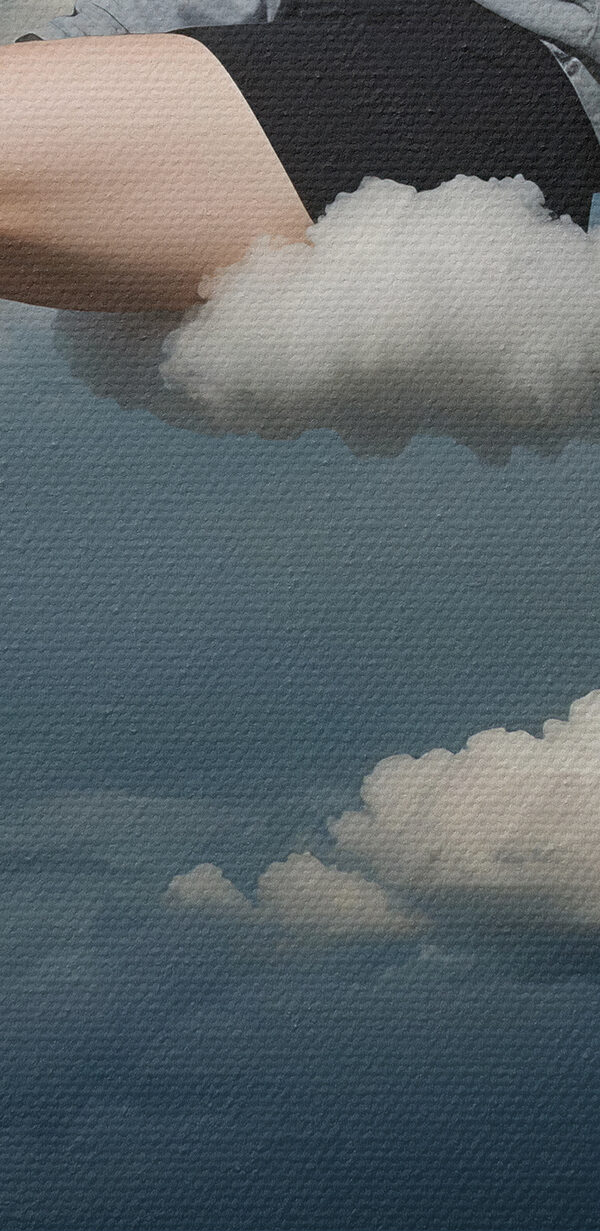 Femme assise sur un nuage dans le ciel Femme assise sur un nuage dans le ciel