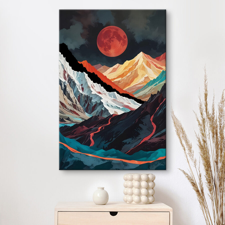 Chaîne de montagnes avec une lune rouge Chaîne de montagnes avec une lune rouge
