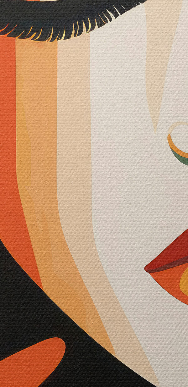 Femme avec les yeux fermés et des feuilles autour du visage Femme avec les yeux fermés et des feuilles autour du visage