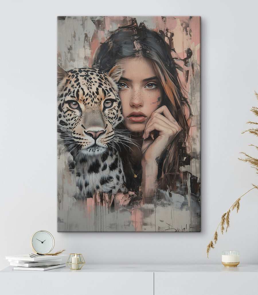 Femme avec un léopard