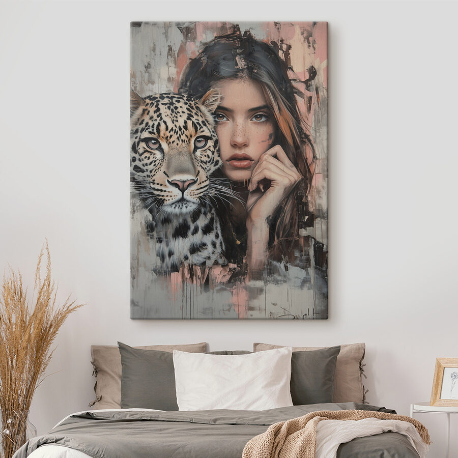 Femme avec un léopard