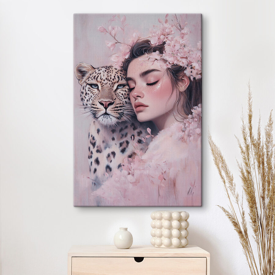Femme avec un guépard