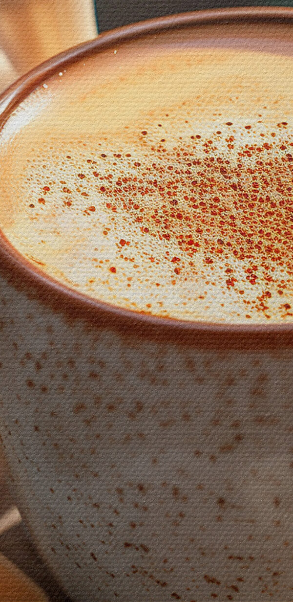 Tasse à café avec mousse sur une souche de bois avec des fleurs Tasse à café avec mousse sur une souche de bois avec des fleurs