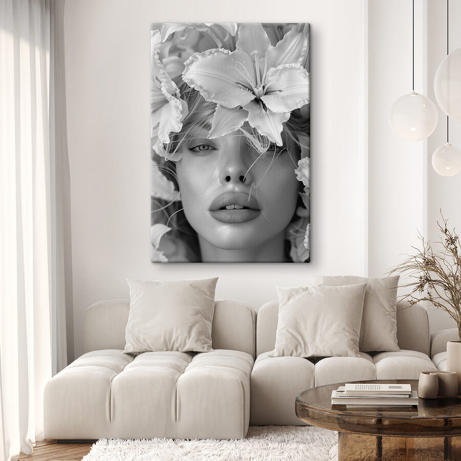 Femme avec des fleurs sur la tête