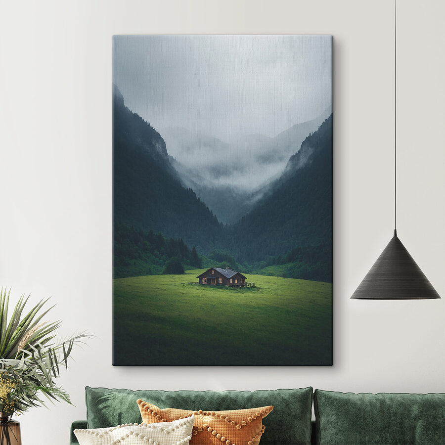 Maison dans un champ avec des montagnes en arrière-plan