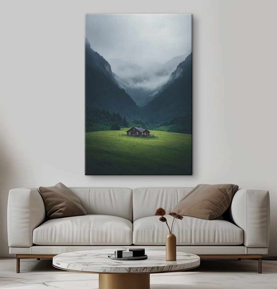 Maison dans un champ avec des montagnes en arrière-plan