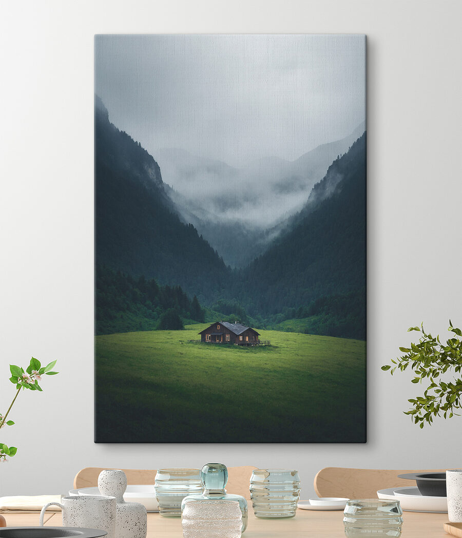 Maison dans un champ avec des montagnes en arrière-plan