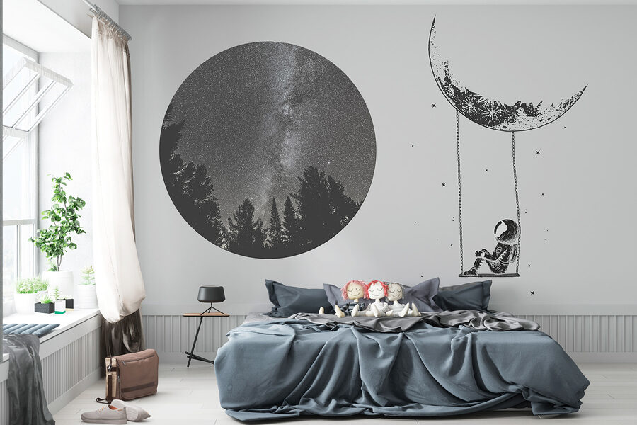 Lune et personne sur une balançoire