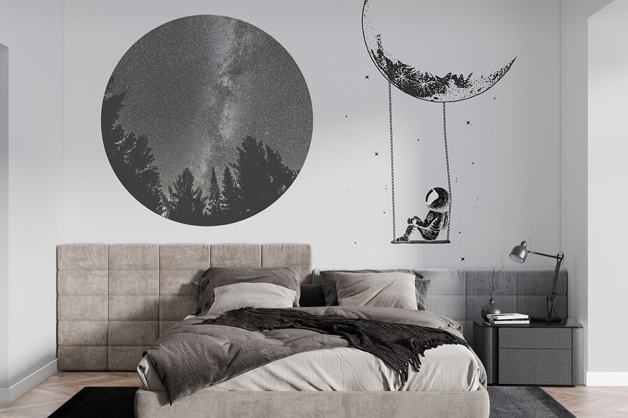 Lune et personne sur une balançoire