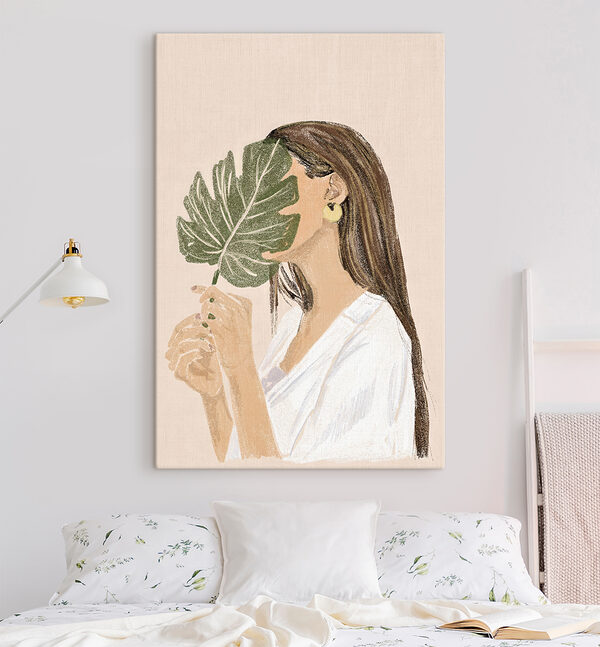 Femme tenant une feuille Femme tenant une feuille