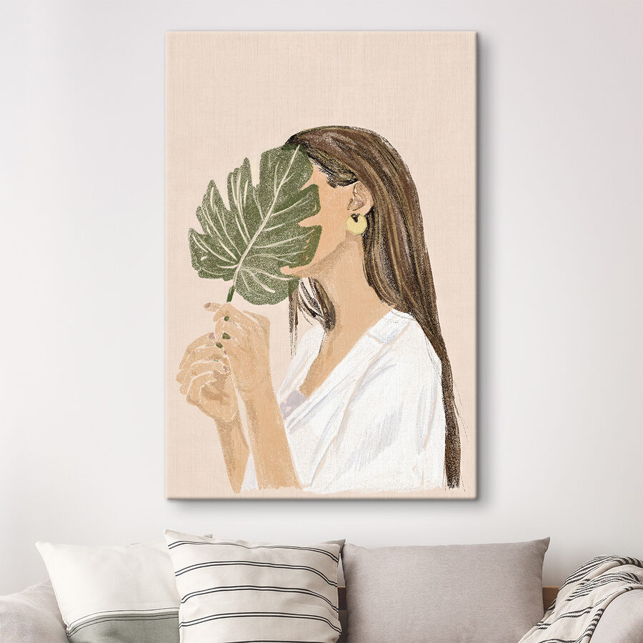 Femme tenant une feuille Femme tenant une feuille