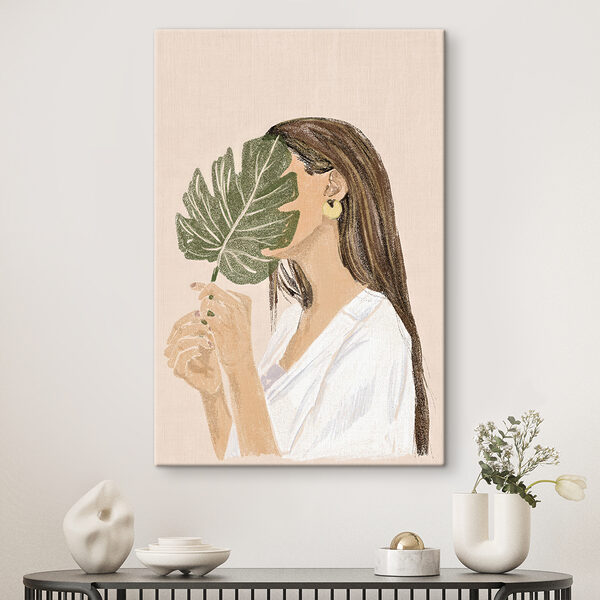 Femme tenant une feuille Femme tenant une feuille