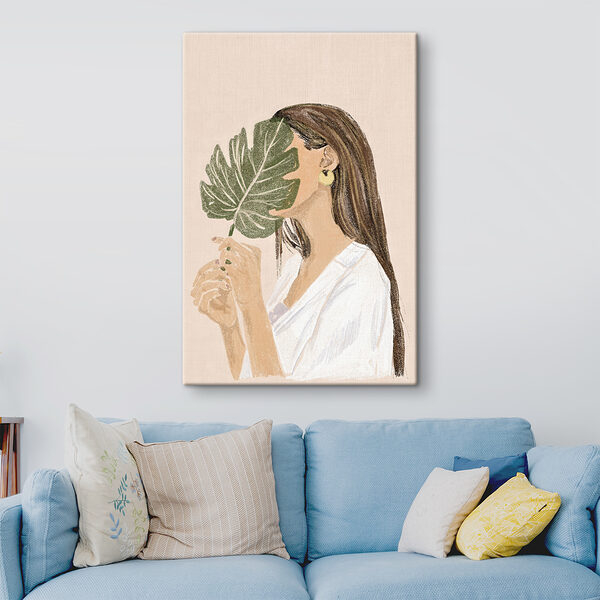 Femme tenant une feuille Femme tenant une feuille