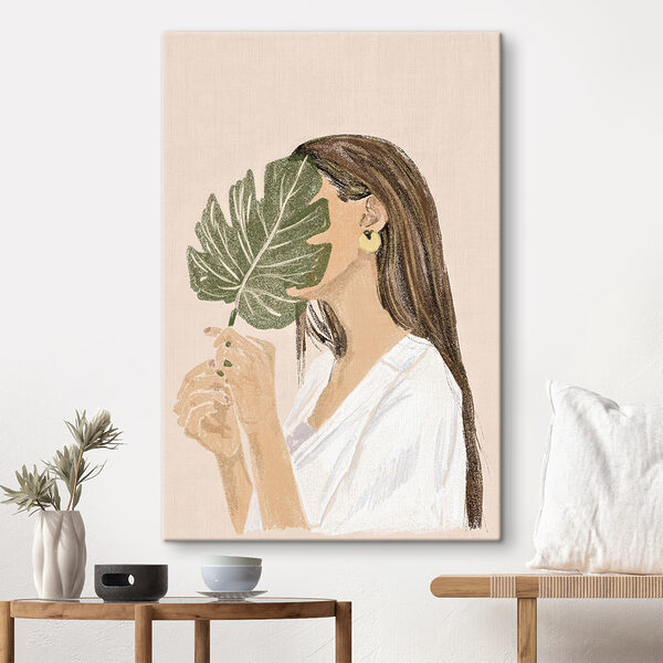 Femme tenant une feuille Femme tenant une feuille