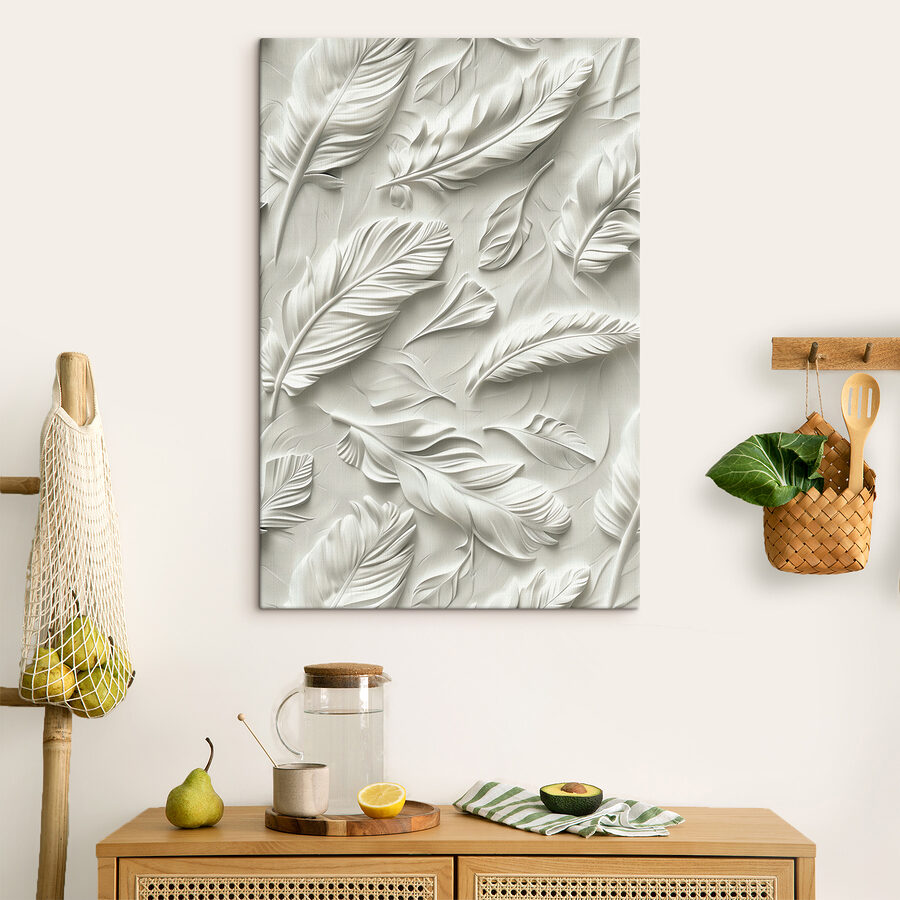 Sculpture de plumes blanches sur un mur