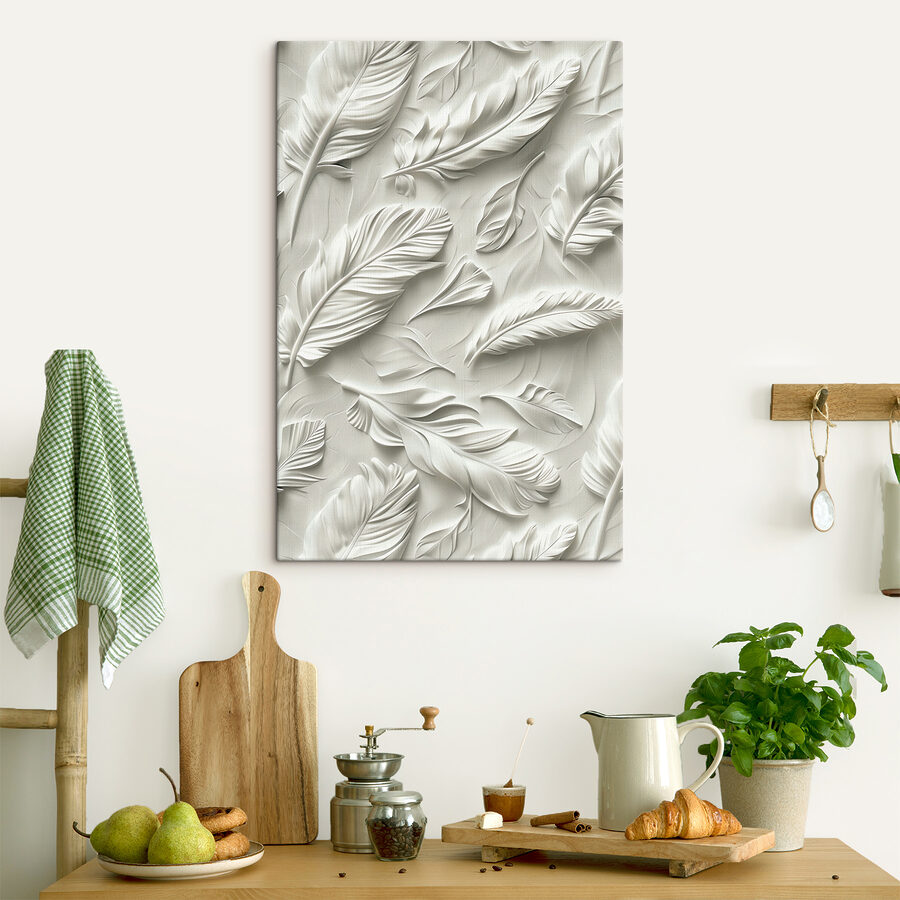 Sculpture de plumes blanches sur un mur