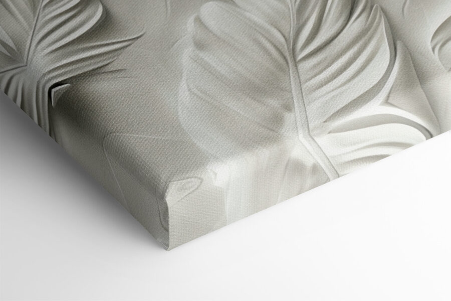 Sculpture de plumes blanches sur un mur
